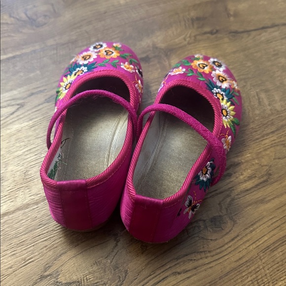 Toddler Encanto (Mirabel) shoes - Picture 2 of 4